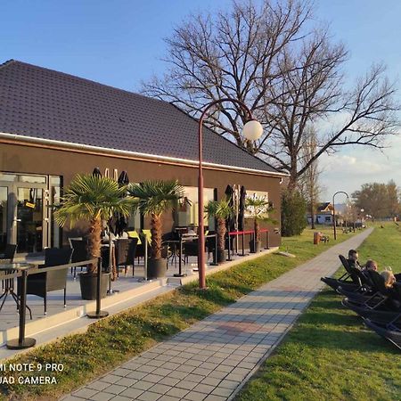 Waterfront Lodge 杜瑙保陶伊 外观 照片