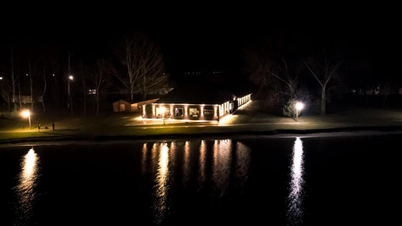 Waterfront Lodge 杜瑙保陶伊 外观 照片